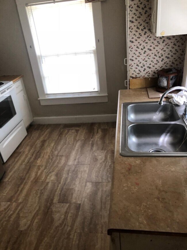 Building Photo - 716 Lucas St