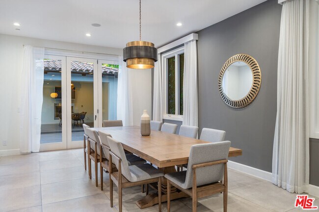 Building Photo - 846 N Orange Grove Ave