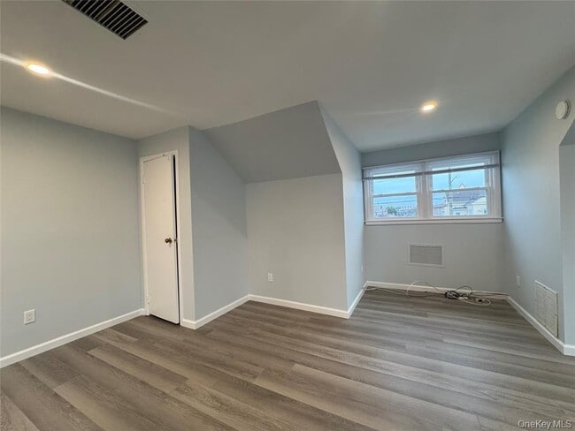 Building Photo - 817 E Walnut St