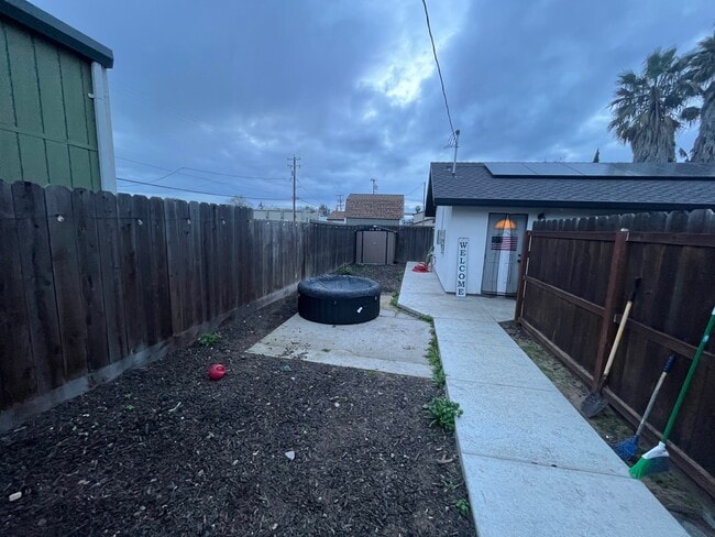 Building Photo - 125 N Walnut Ave