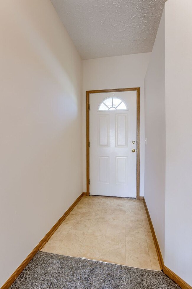 Building Photo - Spacious 3 Bedroom Gem In Southwest Omaha!!