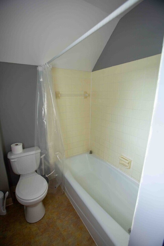 Building Photo - 3 bedroom 2.5 bathroom home with a fully fenced yard!