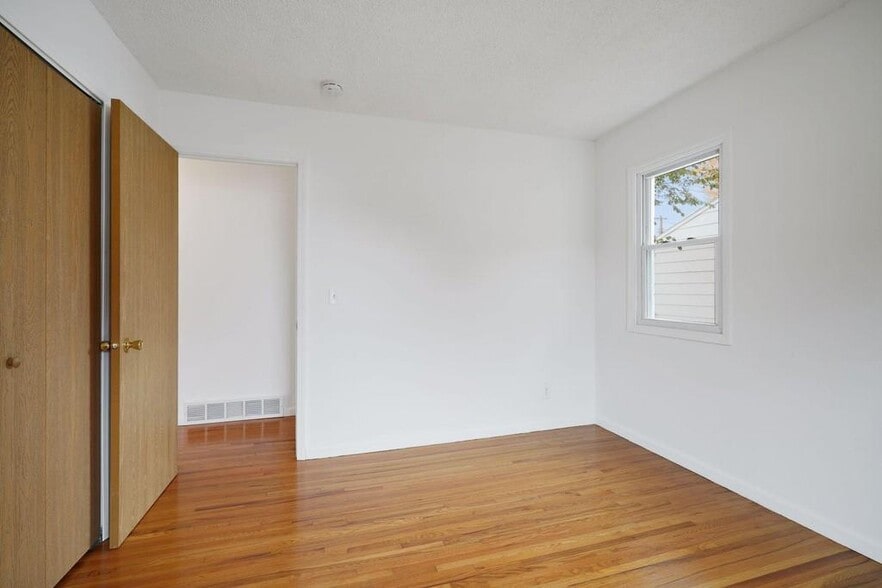 Building Photo - 5060 Hughes Ave NE