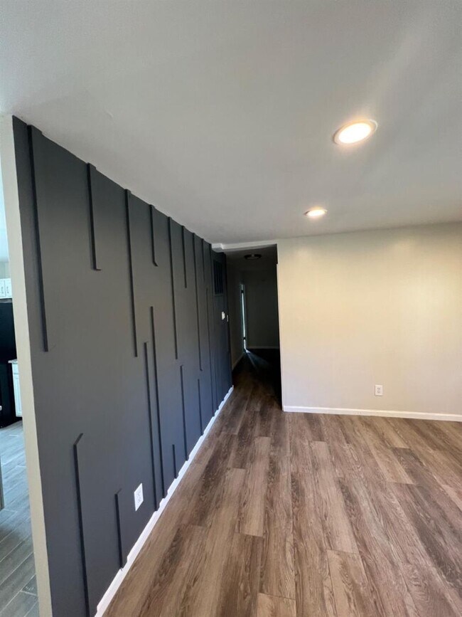 Building Photo - Home Short Drive to the Beach! MOVE IN SPECIAL!!!