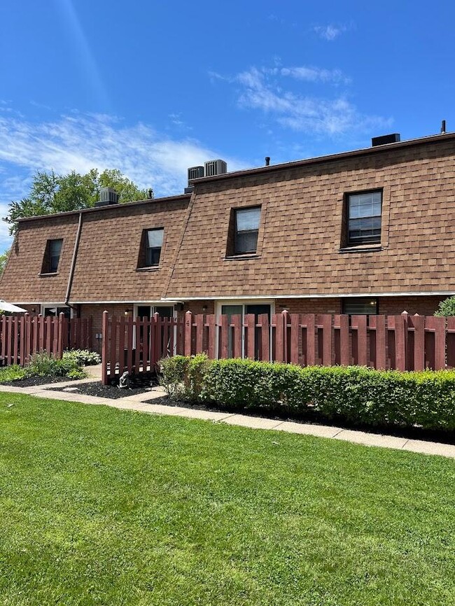 Building Photo - Parkwood Townhomes