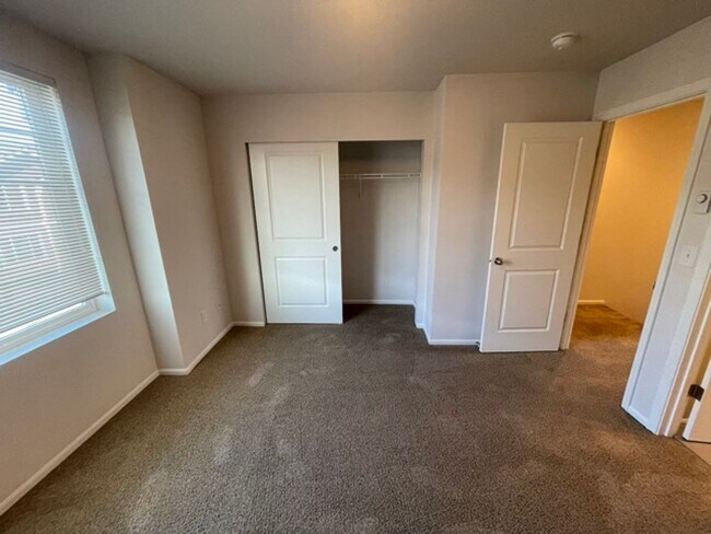 Building Photo - Spaciously Modern Tri Level Townhome for R...