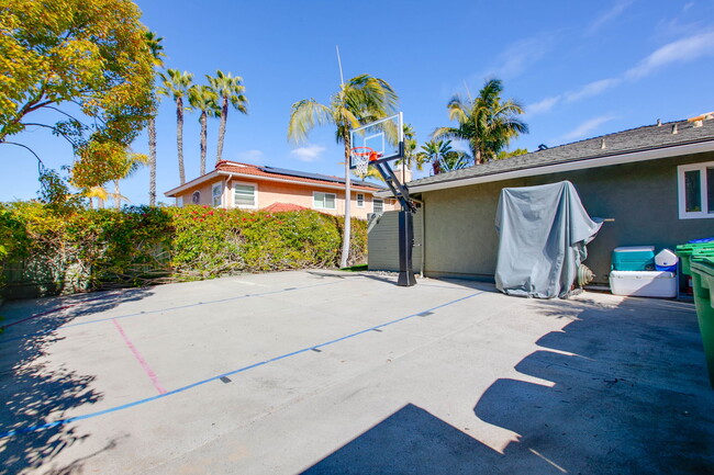 Building Photo - 3000 Azahar St