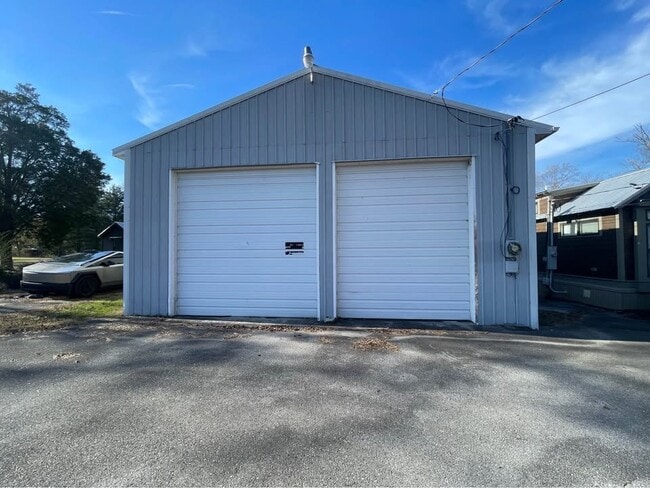 Building Photo - 226 Lake View Dr