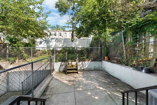 Building Photo - 392 Liberty Ave