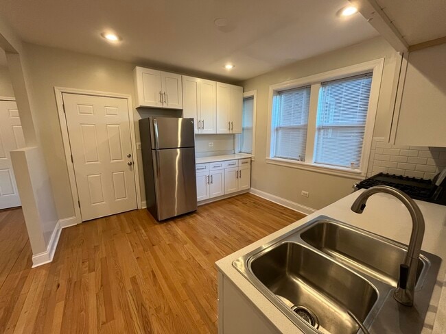 Building Photo - 3422 W Waveland Ave