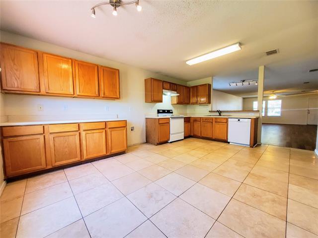 Building Photo - 2224 Red Oak Dr