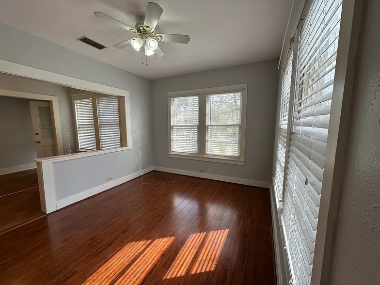 Den/Bonus room - 521 E Charnwood St
