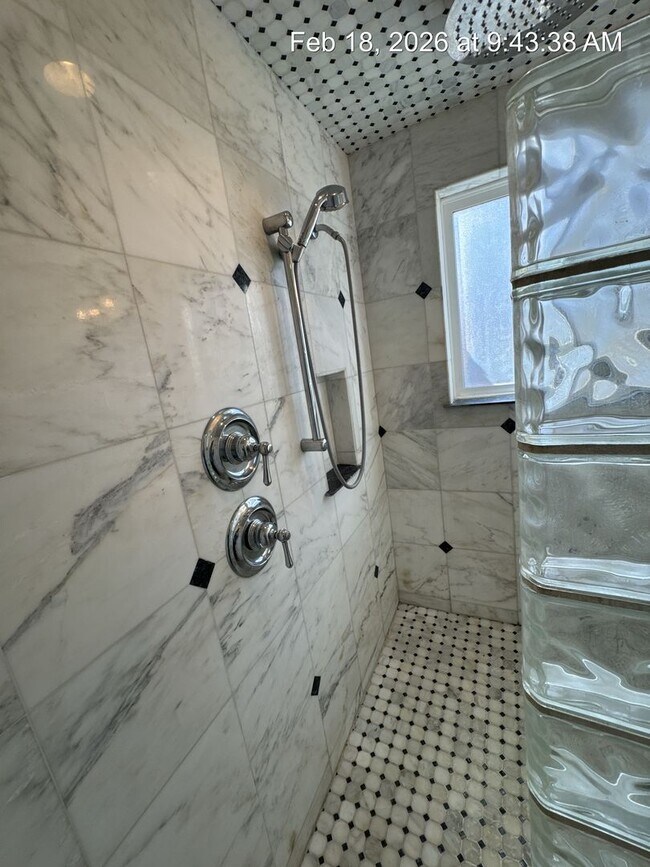 Building Photo - Woodlake Home! Available Now!