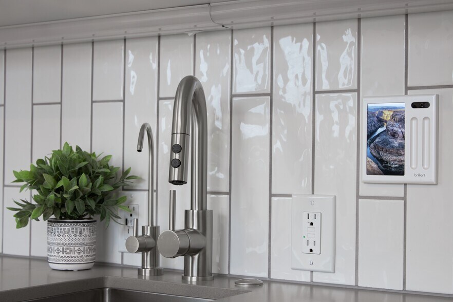 Building Photo - 2929 S La Brea Ave