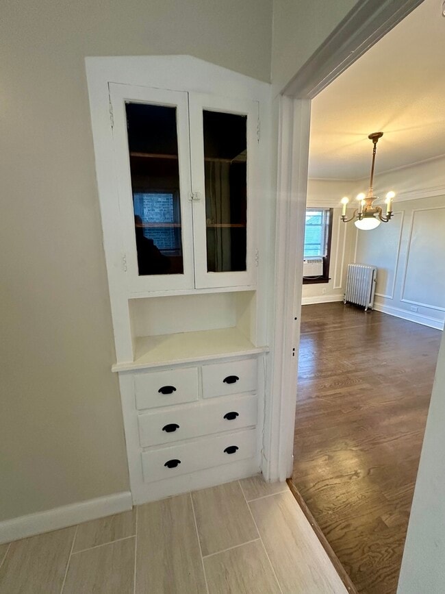 Building Photo - 1310 W Thorndale Ave