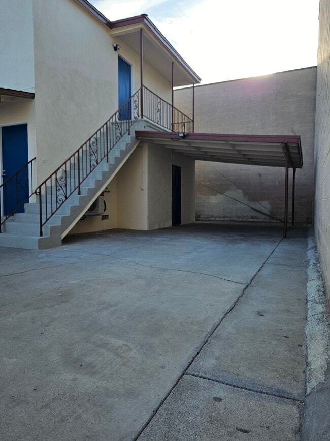 Building Photo - South Gate