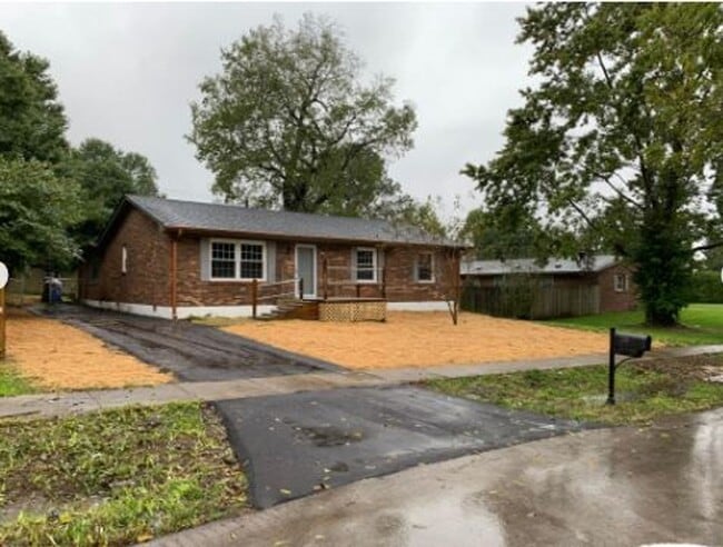 Building Photo - 732 Faulkner Ave