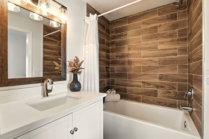 Building Photo - 2549 Grassy Point Dr