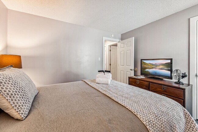 Building Photo - 412 S. Main, unit 113