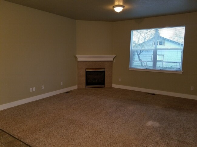 Building Photo - Make this house your home!