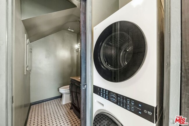 Building Photo - 11585 Riverside Dr