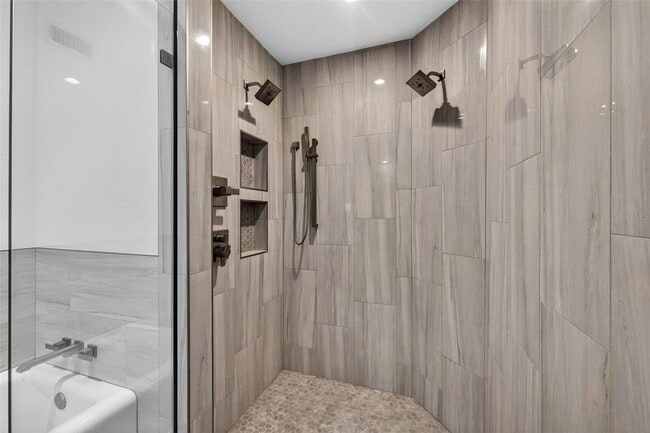 Building Photo - 922 N Shore Dr NE