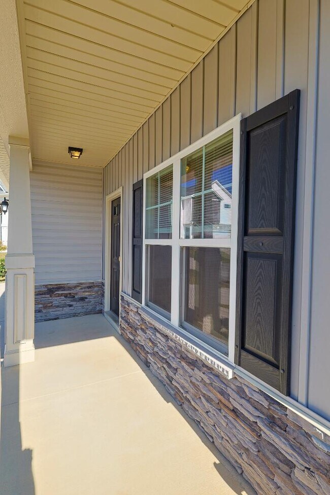 Building Photo - 1628 Mount Rainer Dr