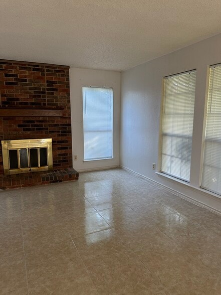 Building Photo - 1513 Lavendale Ln