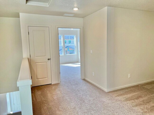 Building Photo - FREE RENT!! NEARLY NEW  HOME IN EZ LIVING ...