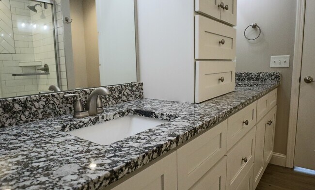 Building Photo - 249 Oak Grove Cir