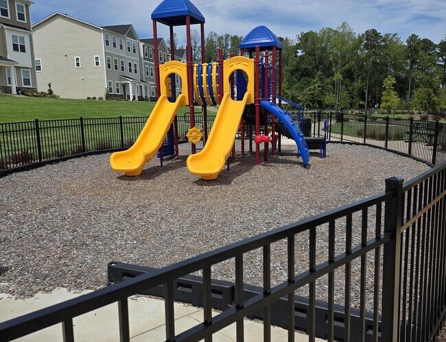 Building Photo - 3BR Like-New Townhome – GREAT PRICE - Community Pool/Playground