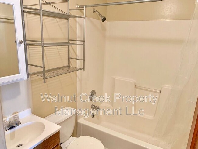 Building Photo - 215 W Lorain St