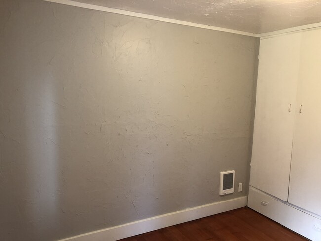Building Photo - 3 bedroom 1 bathroom house in Springfield!