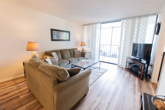 Building Photo - 1000 Cove Cay Dr