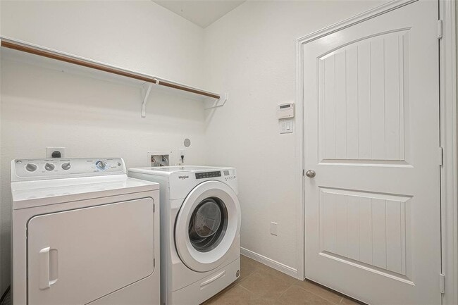 Building Photo - 1924 Honey Laurel Dr