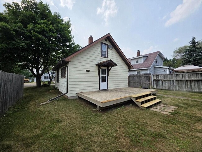 Building Photo - 2 Bedroom, 1 Bathroom Home with Garage Available Now