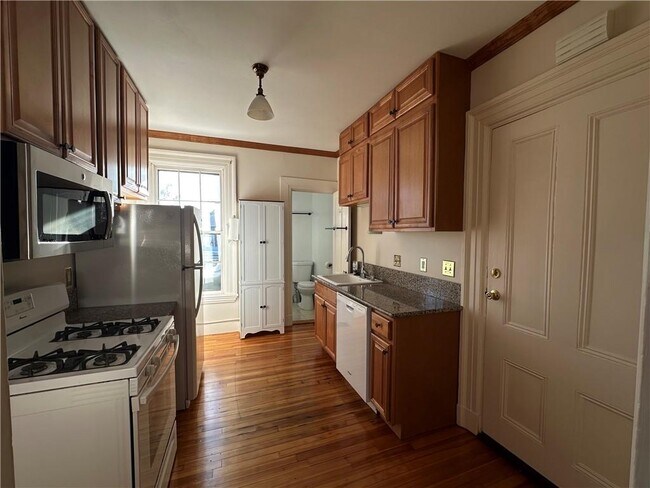 Building Photo - 5 Record St