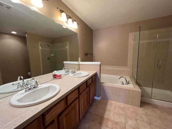 Building Photo - Splendid Townhome in Castle Pines