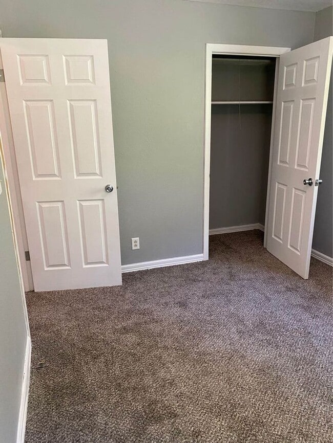 Building Photo - 2 bed/1 bath house for rent