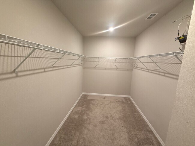 Building Photo - Stunning 4-bedroom, 3-bathroom, 2-stall garage, home. The only thing missing is you.