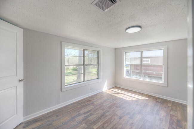 Building Photo - 615 E 1st St