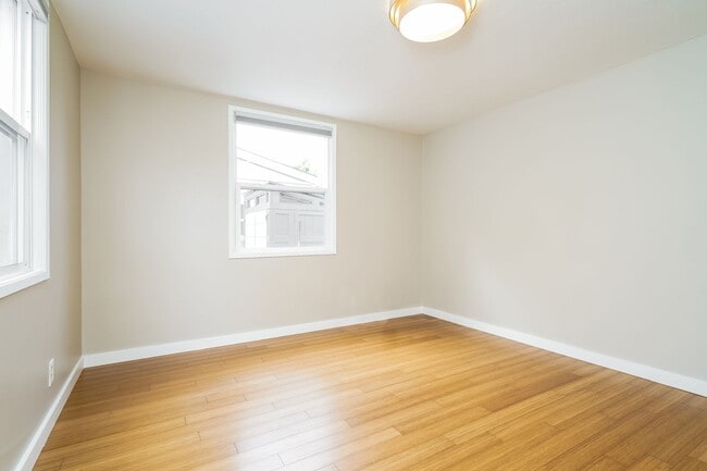 Building Photo - Inviting 3bed Seattle Home with Garage, Yard, and Parking!