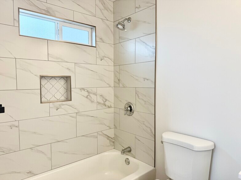 Building Photo - 384 Hargrave St