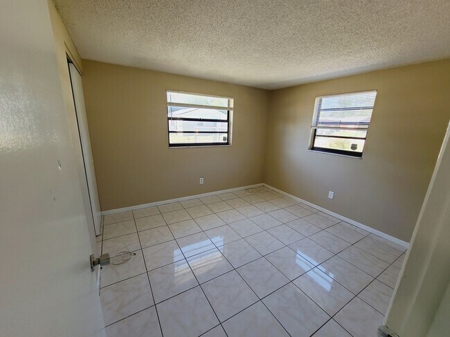 Building Photo - Charming Four Bedroom One Bathroom House p...