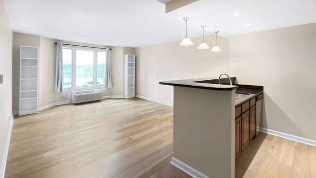 Building Photo - 1 Renaissance Pl