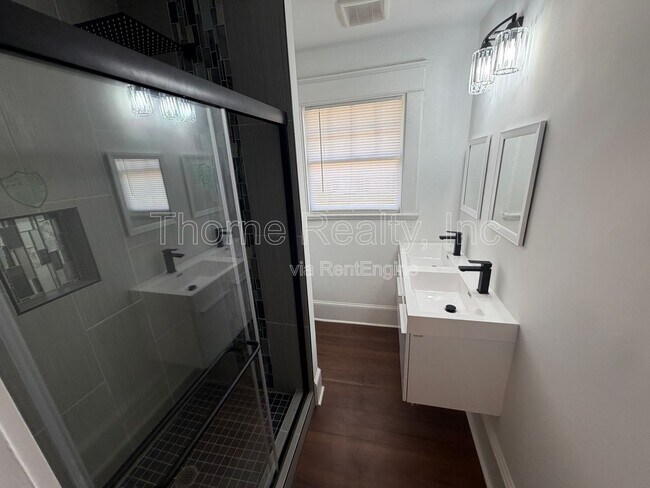 Building Photo - 835 Sunset Ave