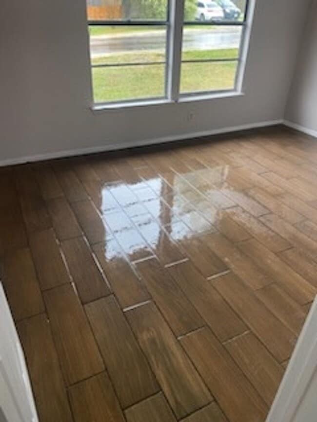 Building Photo - Large 3 bed 2 bath duplex