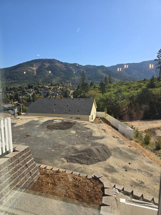 Building Photo - 3 bed 3 bath Brand-New Custom-Built home f...