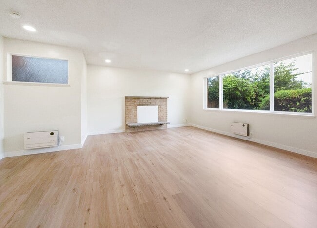 Building Photo - Serene Lake Union Apartment with Scenic Vi...