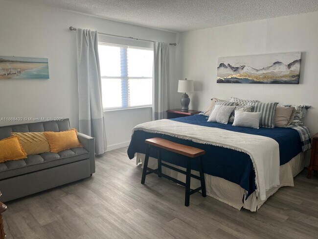 Building Photo - 401 Golden Isles Dr